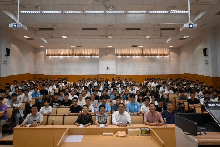 必威betway西汉姆举行2025级新生入学教育